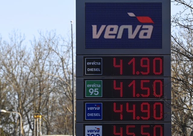 Ceny pohonných hmot v Česku překračují hranici 40 korun za litr