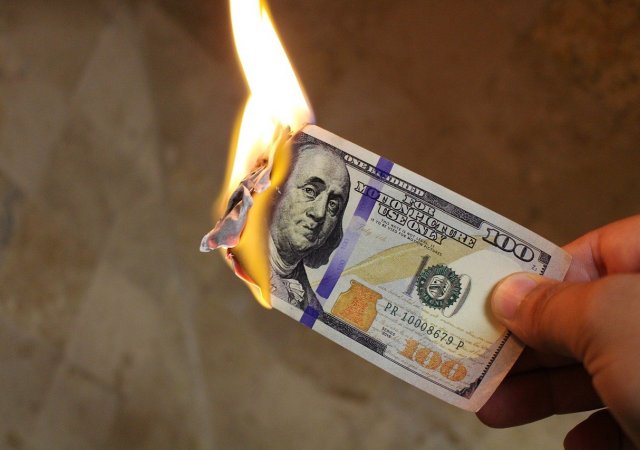 Hořící peníze, ilustrační foto