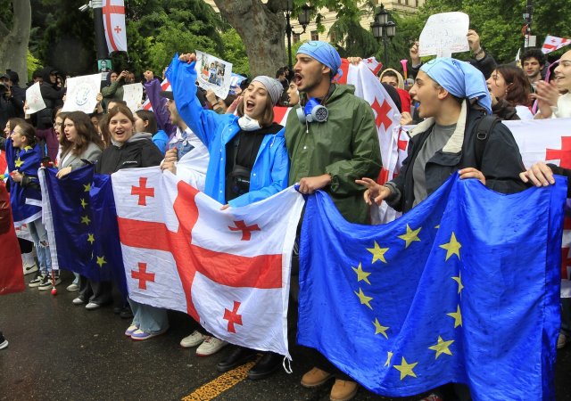 V ulicích hlavního města Tbilisi proti předloze už týdny demonstrují desetitisíce lidí