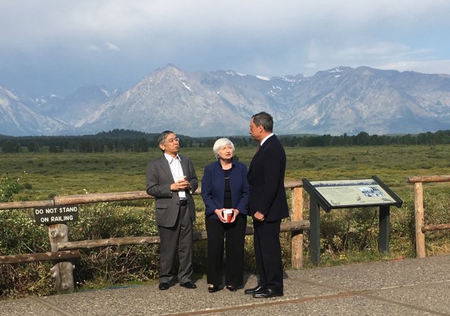 Na konferenci centrálních bankéřů z celého světa v Jackson Hole ve Wyomingu v roce 2017 se setkali tehdejší šéfka Fedu Janet Yellenová, tehdejší šéf Evropské centrální banky Mario Draghi a Haruhiko Kuroda, šéf Bank Bank of Japan.