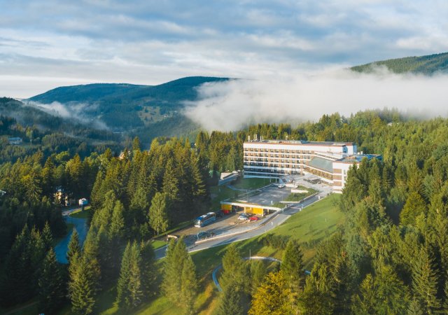 Majitelem Harmony Club Hotelu v Krkonoších je Otruba a Kellnerová s dcerou