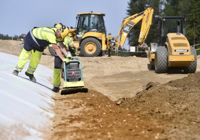 Firma dodává materiál pro stavbu dálnic