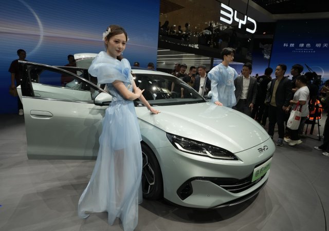Čína chce, aby automobilky do roku 2025 používaly čtvrtinu čipů místní výroby