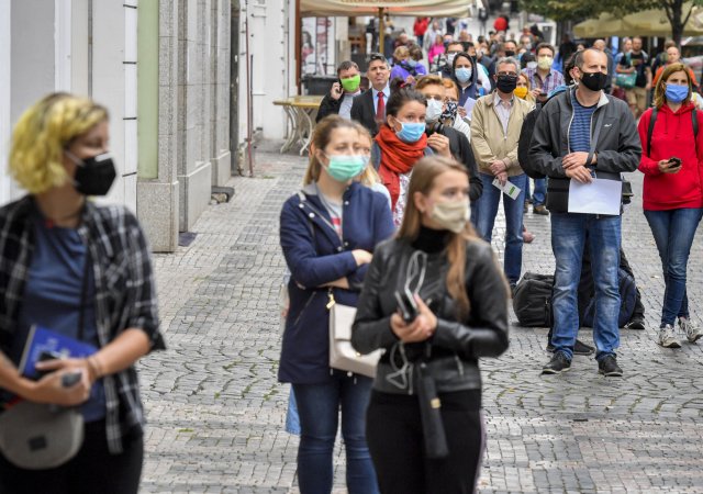 fronta před odběrovým centrem na covid