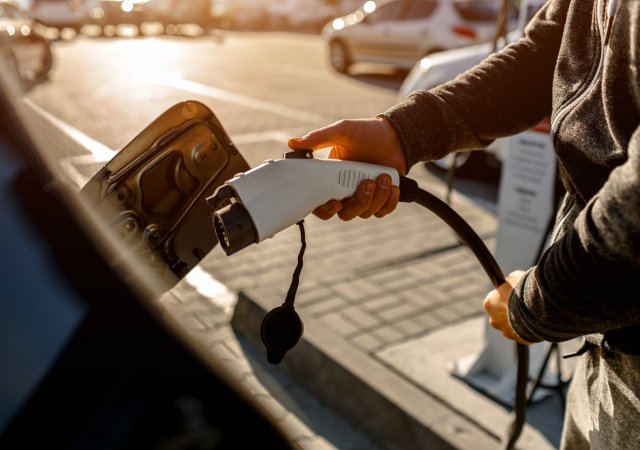 Máte elektromobil? Dobít v Česku můžete už na téměř 1400 stanicích