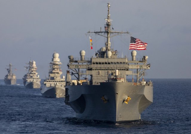 USA vedou mezinárodní operaci k ochraně lodí před útoky Húsíů v Rudém moři