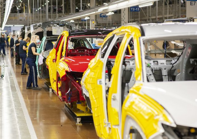Průmysl i zahraniční obchod táhla v březnu výroba aut. Pokles stavební výroby zrychlil