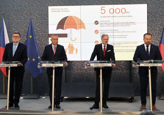 Premiér Petr Fiala (druhý zprava) a ekonomičtí ministři nesklízejí jen pochvaly.