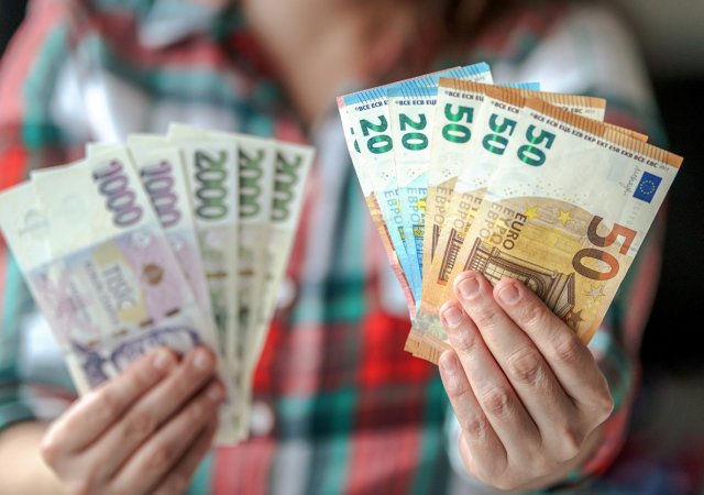 Eurové úspory se dají zhodnotit i na spořicím účtu v Česku. Jen ale v jedné bance