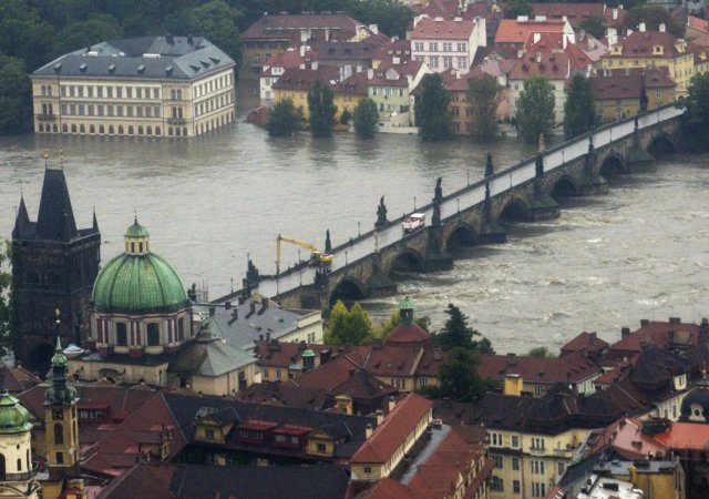 Letecký pohled na rozvodněnou Vltavu v centru Prahy 13. srpna 2002.