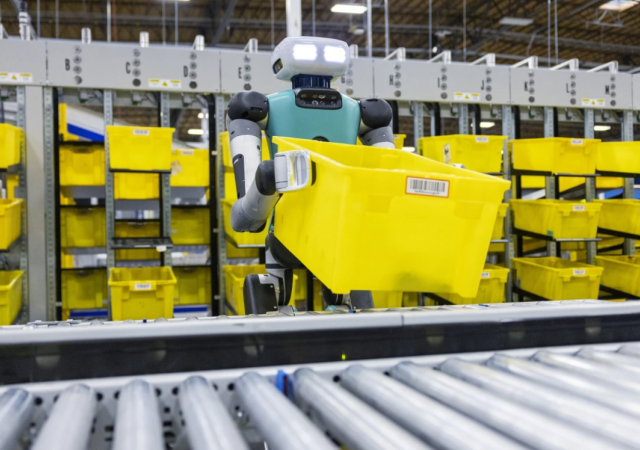 Amazon zkouší ve skladech humanoidní roboty, zaměstnanci se bojí o práci