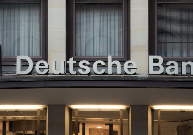 Je Deutsche Bank „další na odstřel“ po Credit Suisse? Akcie největší německé banky prudce padají