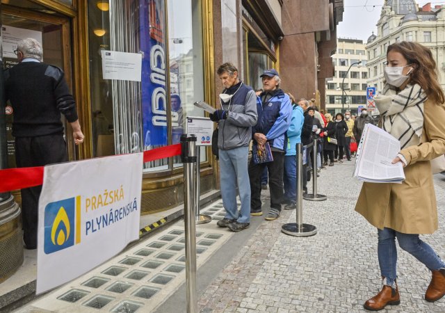 Fronta lidí, kteří přišli o dodavatele energií a v rámci režimu Dodavatel poslední instance se obrátili například na Pražskou plynárenskou.