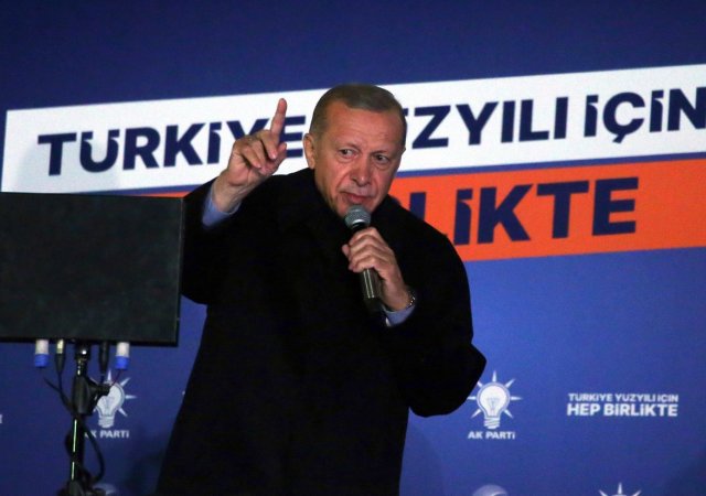 Erdogan bude opět prezidentem Turecka. Gratuluje mu celý svět, čeští politici zatím váhají