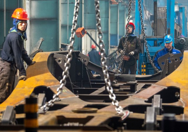 Český průmysl v listopadu opět zamíříl dolů, pohoršila si většina odvětví