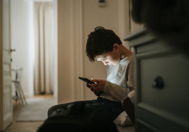 Britští poslanci chtějí, aby vláda zvážila zákaz chytrých telefonů pro děti
