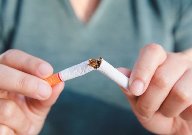 Britský premiér Sunak uvažuje o zákazu prodeje cigaret příští generaci