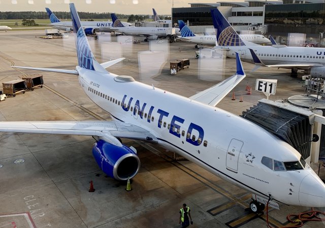 8. Výhled ze salonku United a 24 let starý Boeing 737 v popředí