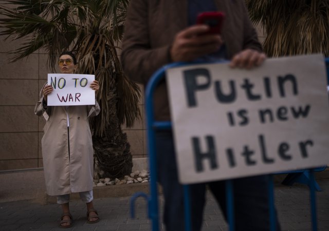 Proti ruské invazi demonstrovali lidé na různých místech světa, jako například v izraelském Tel Avivu.