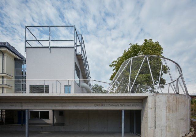 Školka v Jablonci nad Nisou. Dostavbu z monolitického betonu navrhli architekti ze studia Mjölk.