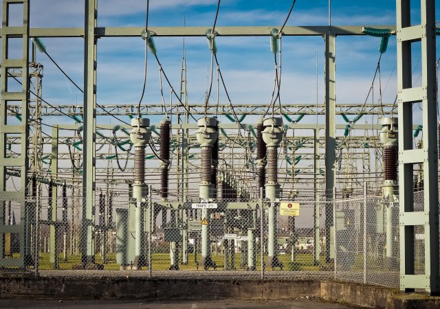 Provozovatel energetické přenosové soustavy ČEPS odpojil během Velikonočního pondělí stovky tuzemských fotovoltaických elektráren na dvě hodiny od sítě.