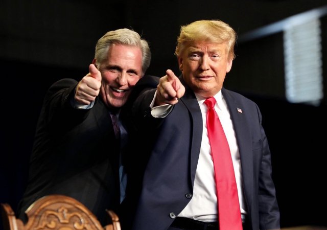 Lídr republikánské většiny Kevin McCarthy s bývalým americkým prezidentem Donaldem Trumpem