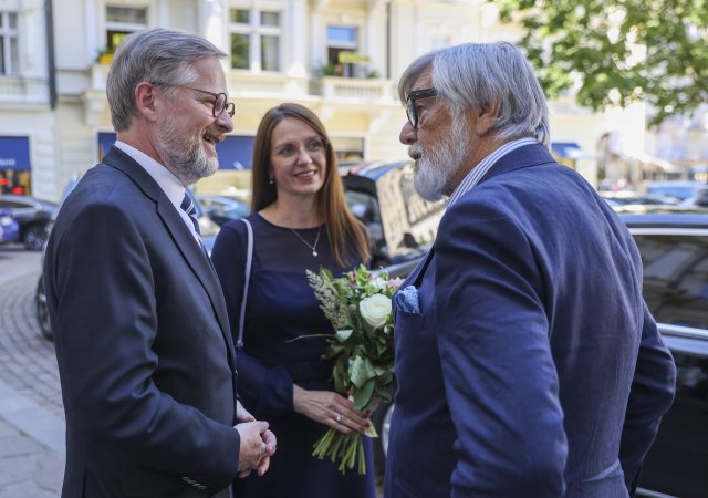 Premiér Petr Fiala se svou manželkou a šéfem karlovarského festivalu Jiřím Bartoškou