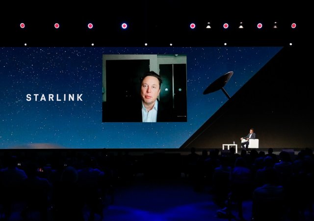 Elon Musk uspořádal v červnu 2021 vizuální tiskovou konferenci během druhého dne Mobile World Congress ve španělské Barceloně k projektům SpaceX a Starlink.