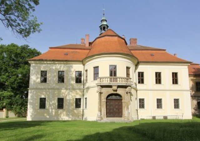 Barokní zámek v Mirošově je na prodej.