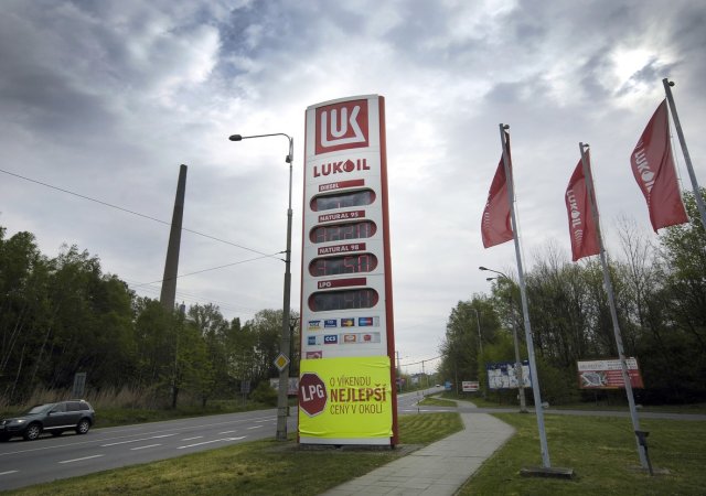 Zákaz dovozu ruské ropy se blíží, Italové převzali rafinérii Lukoilu