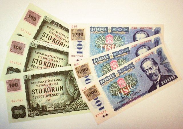 Kolkované bankovky v hodnotě 100 Kč a 1000 Kč. (původní bankovky v hodnotě 100 Kčs a 1000 Kčs)