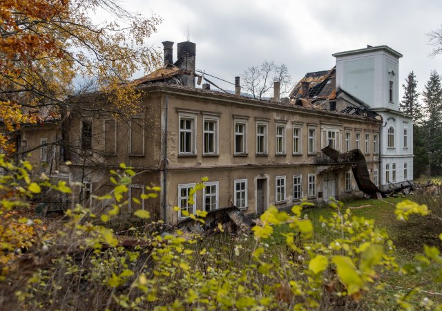 Vyhořelý zámek v Horním Maršově