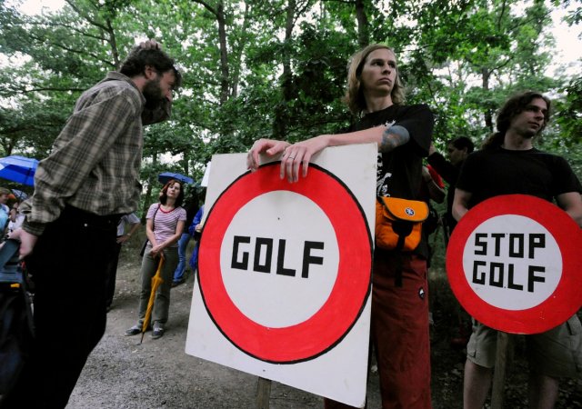 Nastane konečně klid? Bývalý golfový areál v Praze-Klánovicích a plány majitelů na jeho obnovu vyvolaly v roce 2008 protesty místních obyvatel.