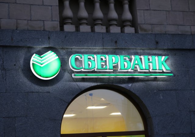 Logo Sberbanky na její pobočce v ruském Petrohradě.