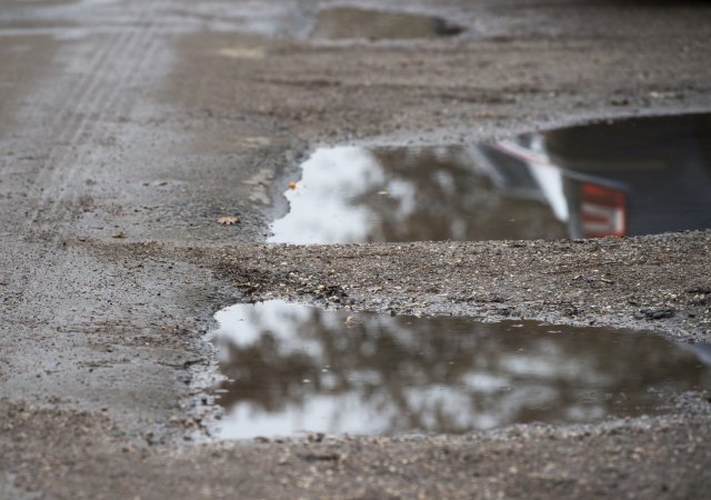 Stát opravuje silnice někdy neúčelně, stav třetiny z nich byl nevyhovující