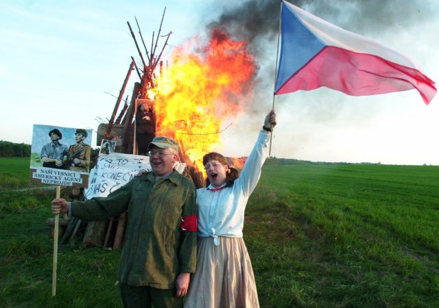 Pálením totalitních symbolů slavili 30. dubna obyvatelé Březinky na Mladoboleslavsku vstup České republiky do Evropské unie (duben 2004)