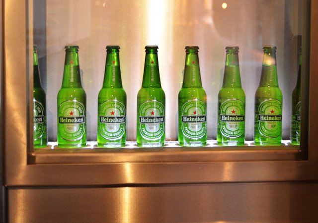 Heineken Experience Museum v Amsterdamu se nachází se v budově starého pivovaru, kde se vařilo pivo až do roku 1988. Návštěvník se zde seznámí s historií i současností výroby piva během interaktivní prohlídky. V ceně vstupenky je i ochutnávka piva. Pro jeho výrobu se používá český chmel.