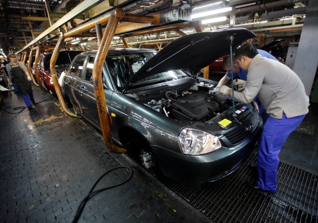 Tvrdý dopad západních sankcí. Automobilový trh v Rusku se propadl na polovinu oproti době před invazí. (na snímku výroba ruského automobilu Lada Priora).