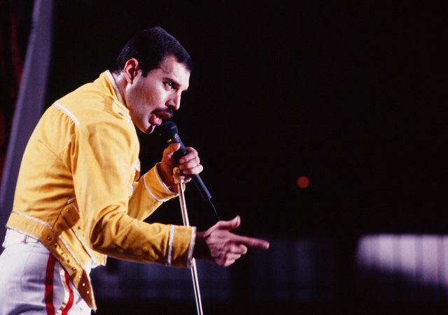 Freddie Mercury na snímku z léta 1986 na koncertě v Kolíně nad Rýnem. Nyní jeho osobní věci půjdou do aukce.