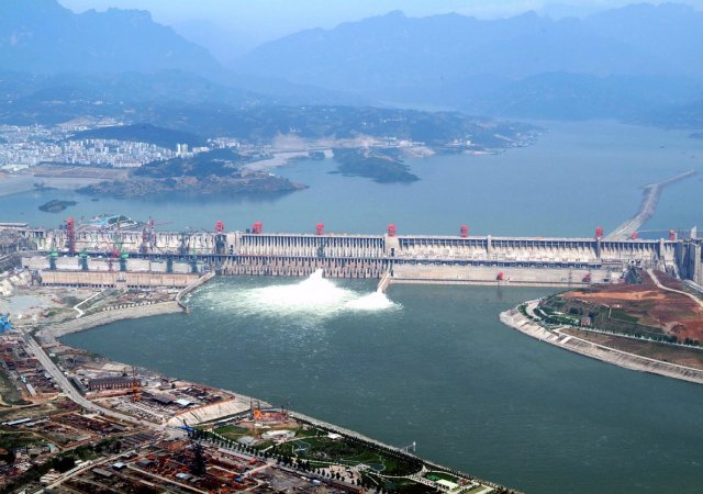Největší vodní elektrárna světa, Tři soutěsky na řece Jang-c'-ťiang.