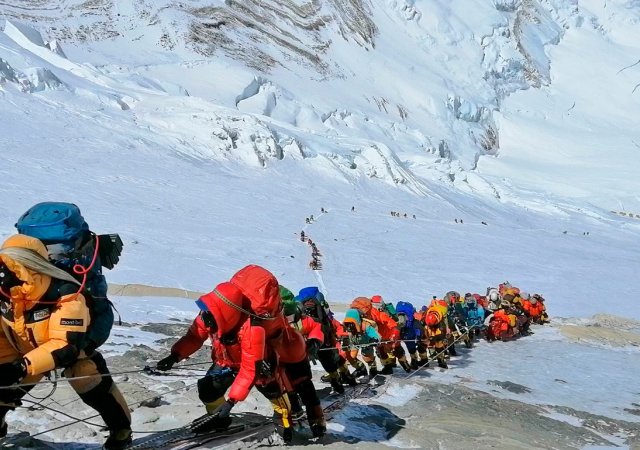 V roce 2019 dospěla situace pod Mount Everest do tristního stavu, kdy se při výstupu pod vrcholem tvořily fronty a několik horolezců čekání v zimě nepřežilo.