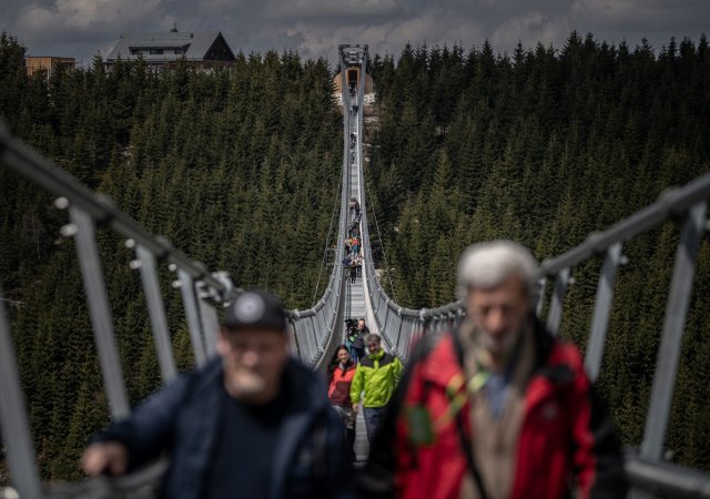 Za první rok provozu přešlo po nejdelším visutém mostě pro pěší na světě v horském resortu Dolní Morava na Orlickoústecku asi 290.000 lidí.