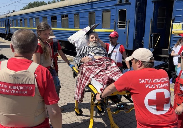 Evakuace raněných obyvatel z oblasti bojů v Doněcké oblasti vlakem Lékařů bez hranic