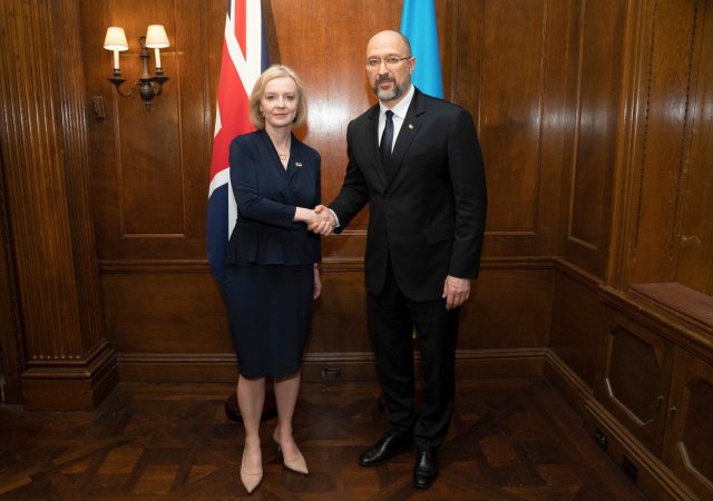 Britská premiérka Liz Trussová a ukrajinský premiér Denys Šmyhal na zasedání Valného shromáždění OSN 21. září 2022.