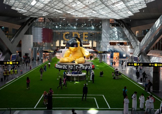 Také Hamad International Airport v Dauhá připomíná probíhající fotbalový šampionát v Kataru.
