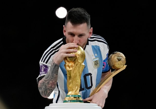 Fotbalová hvězda Lionel Messi líbí pohár z MS v Kataru. Argentina ve finále porazila Francii
