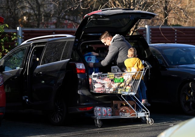 Maďaři se vydávají na nákupy přes hranice na Slovensko.