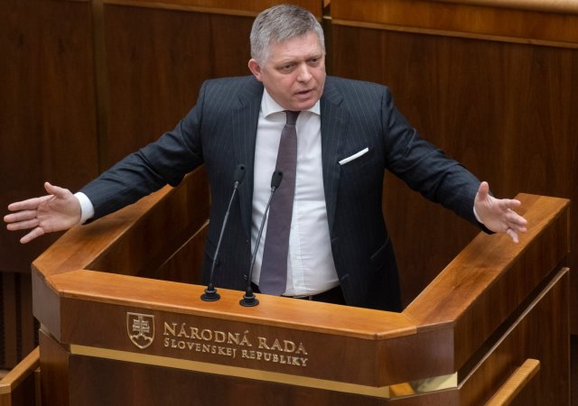 Expremiér Fico nechce posílat na Ukrajinu slovenské zbraně.