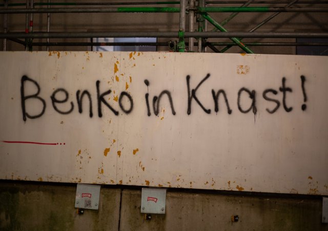 Benko do vězení! Heslo proti zakladateli společnosti Signa Holding Renému Benkovi se objevilo na staveništi v Theatinerstrasse v Mnichově už v dubnu