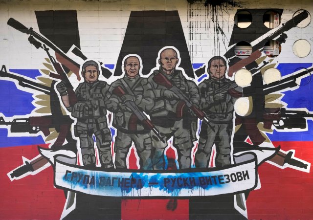 Nástěnná malba zobrazující žoldáky ruské Wagnerovy skupiny, která zní: „Wagnerova skupina – ruští rytíři“ poničená barvou na zdi v Bělehradě, Srbsko, 13. ledna 2023. Ruská Wagnerova skupina, soukromá vojenská společnost vedená Jevgenijem Prigozhinem , darebácký milionář s dlouholetými vazbami na ruského prezidentaVladimír Putin, hraje stále viditelnější roli v bojích na Ukrajině.
